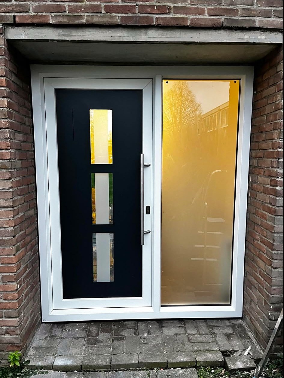 Antraciet voordeur met zijlicht