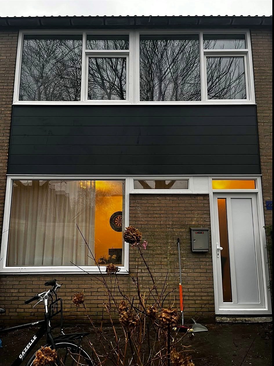 Voorgevel met nieuwe ramen en voordeur
