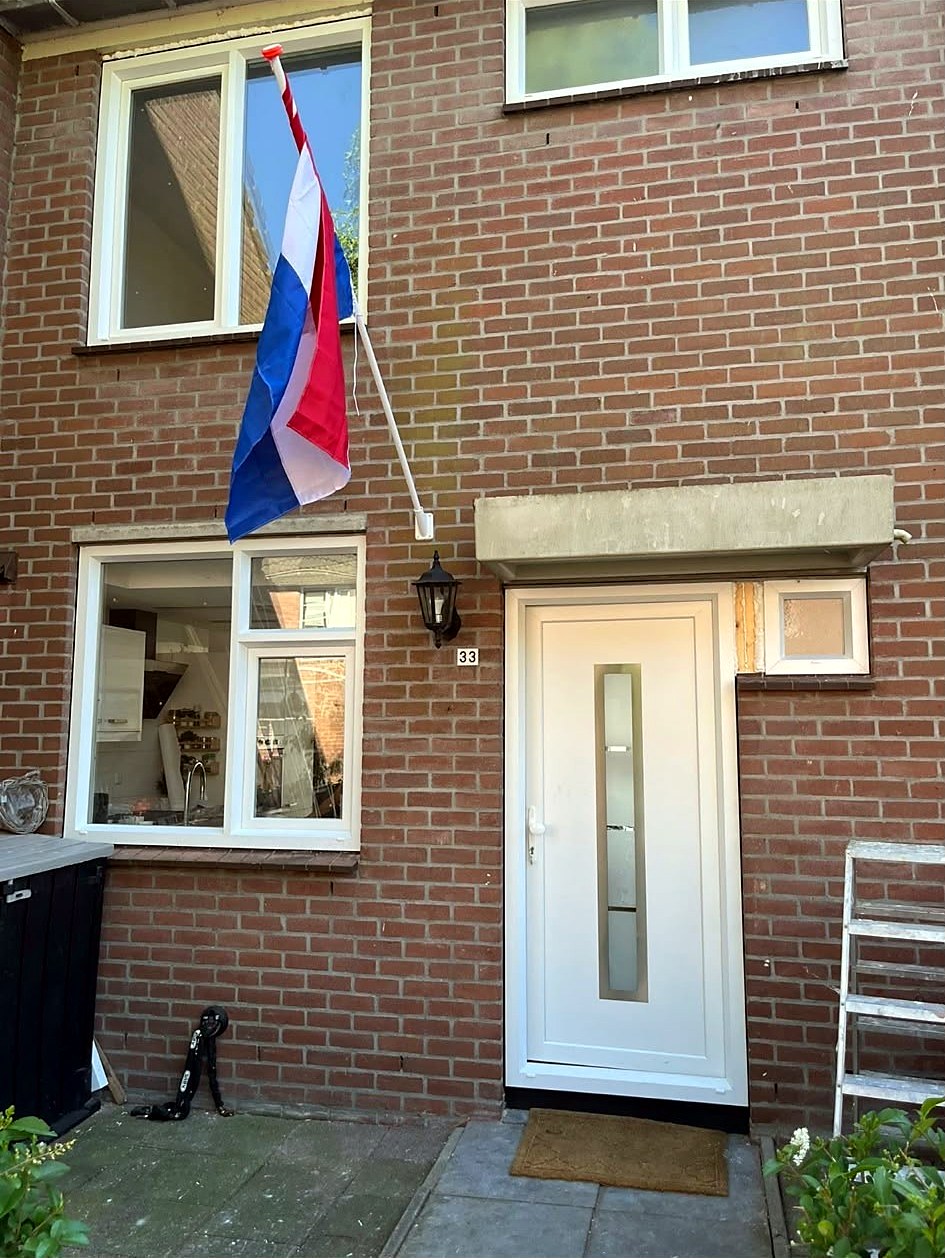 Gevel met nieuwe voordeur en ramen